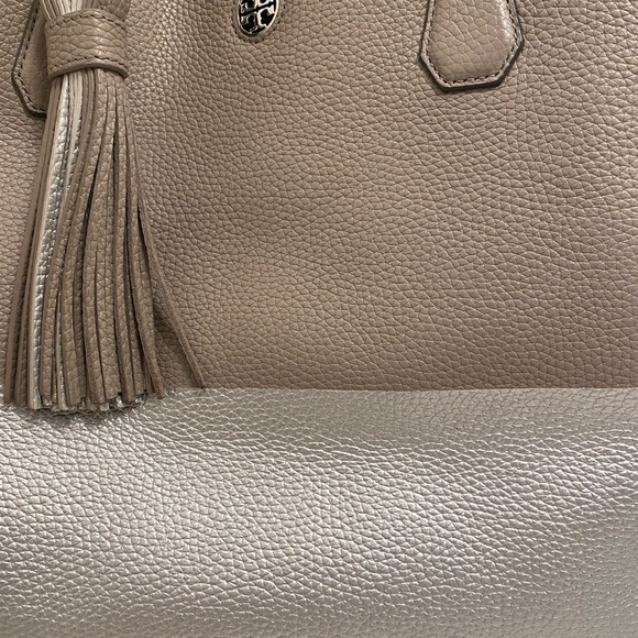 Tory!! EUC Tory Burch Huge Bag w/ Tassell - Picture 10 of 12